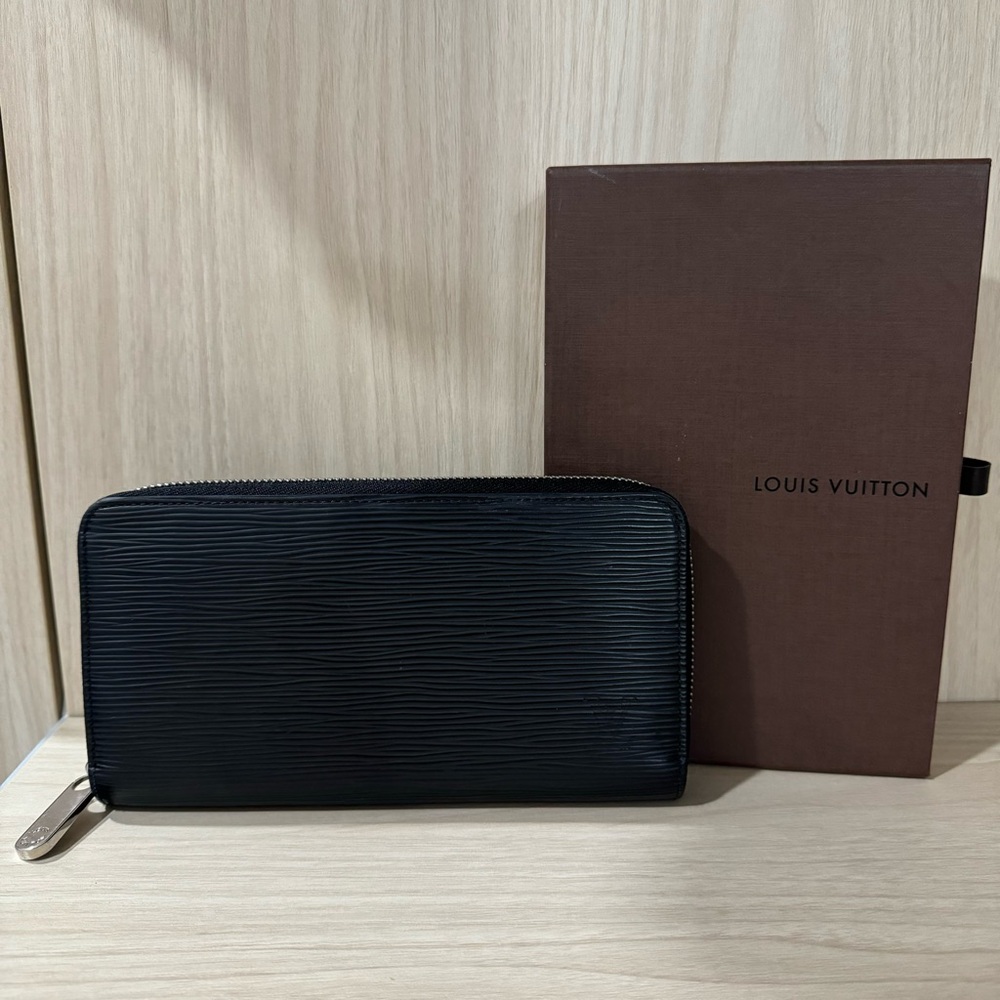 24 hour sale! Only $575 Beautiful Louis Vuitton Zippy Wallet
